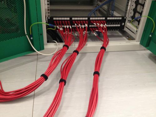 Červené kabely pro vnitřní síť před dokončením