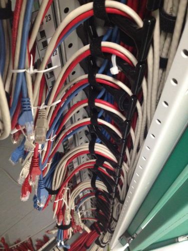 Další pohled na detail hotové kabeláže v racku