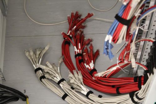 Připravené kabely pro zapojení do switche